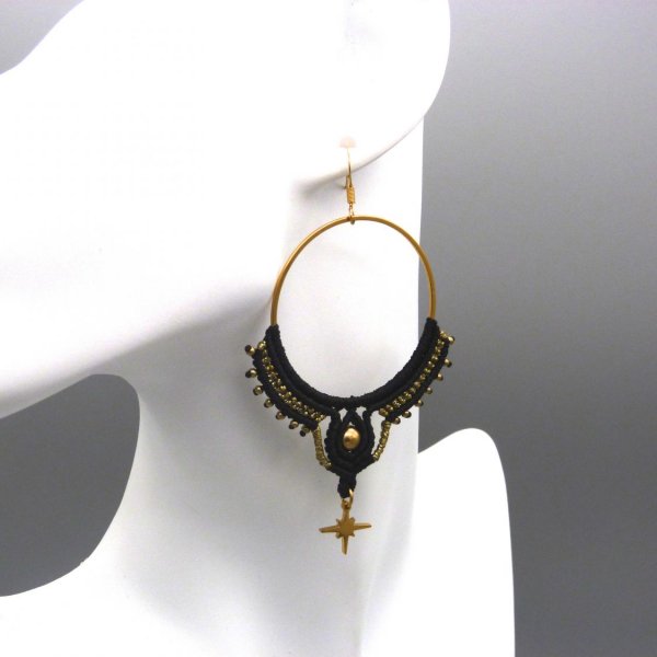 Paire de boucles d'oreilles cr&eacute;oles noires et dor&eacute;es en micro-macram&eacute;