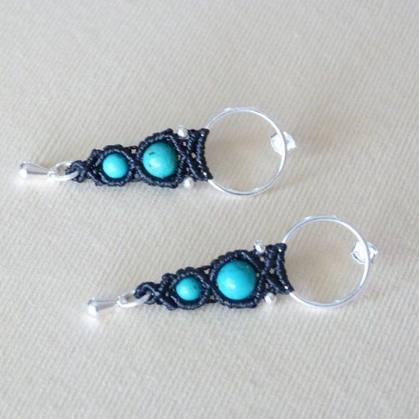 Paire de boucles d'oreilles  en micro-macram&eacute; noires avec crochet en argent et des perles turquoises