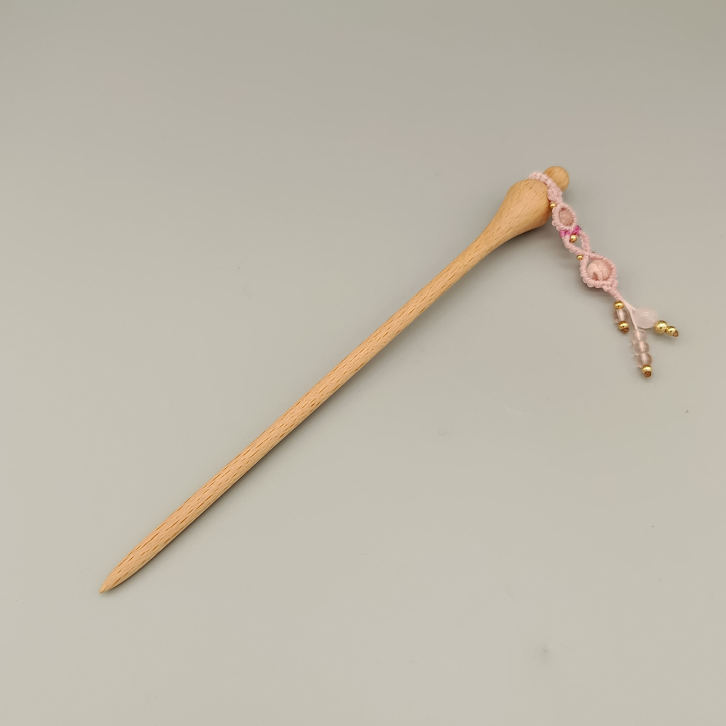 pic &agrave; cheveux avec ornement en micro-macram&eacute;