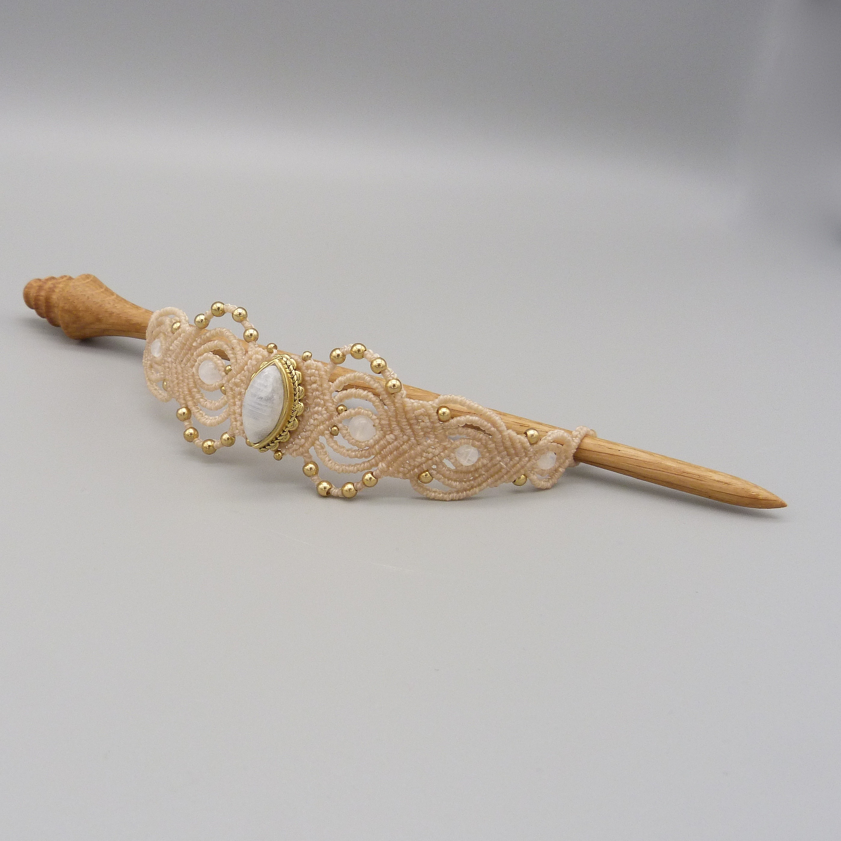 pic &agrave; cheveux avec ornement en micro-macram&eacute;