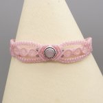 Pink mikro-macramé armbånd med en pink kvarts sten