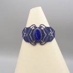 Commande personnalisée : Bracelet en micro-macramé bleu nuit avec un lapis lazuli serti de métal argenté