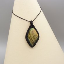 Collier noir en micro-macramé avec une labradorite sertie en bélière