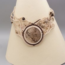 collier couleur sable en micro-macramé avec cabochon en bois pétrifié