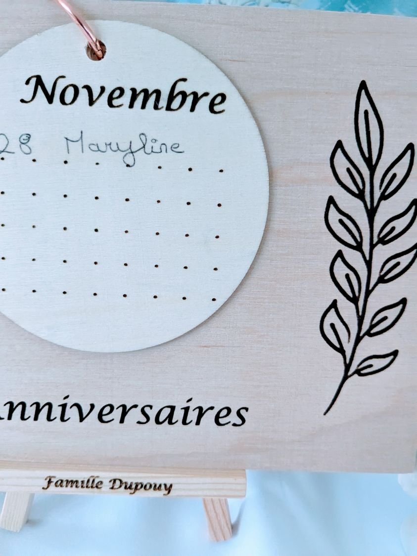 Calendrier des anniversaires en bois gravé, sur chevalet bois