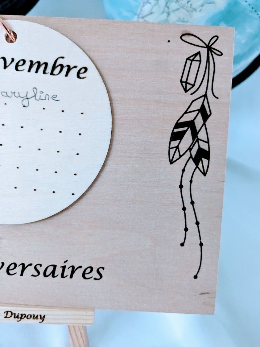 Calendrier des anniversaires en bois gravé, sur chevalet bois