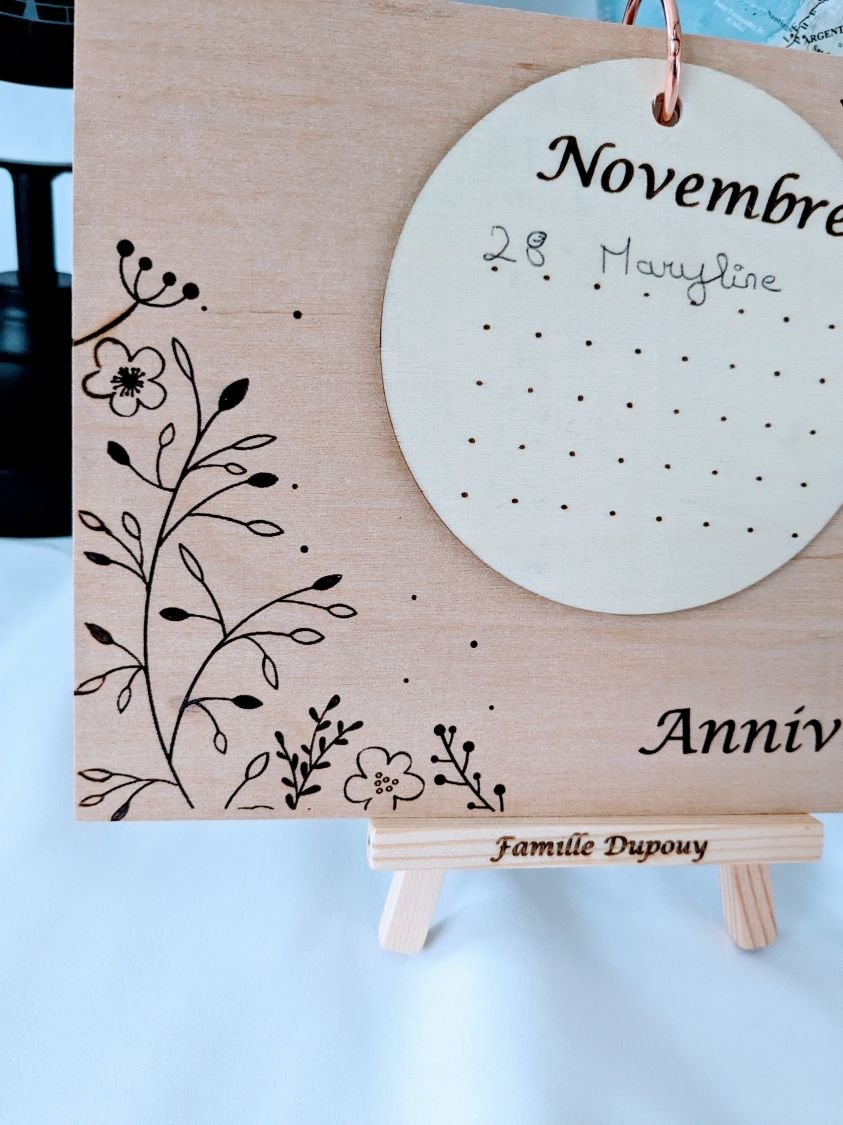 Calendrier des anniversaires en bois gravé, sur chevalet bois