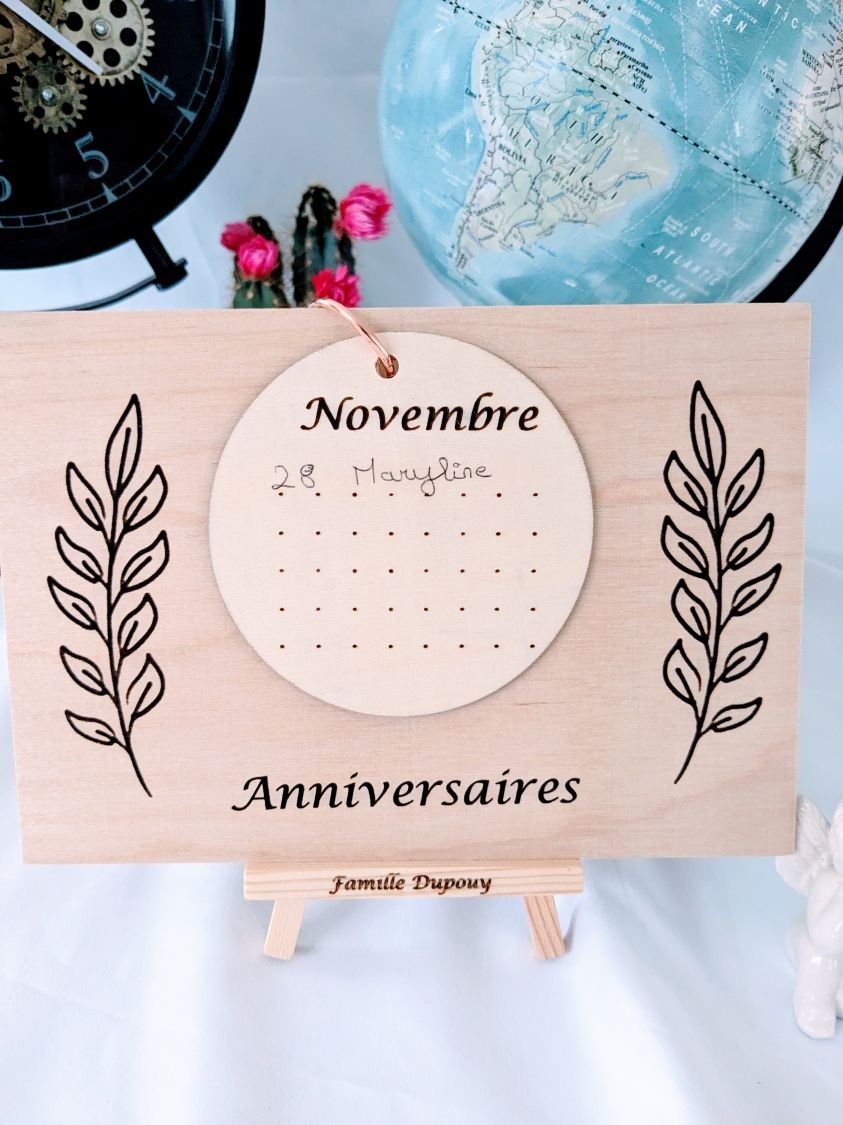 Calendrier des anniversaires en bois gravé, sur chevalet bois