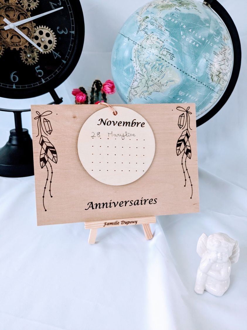 Calendrier des anniversaires en bois gravé, sur chevalet bois