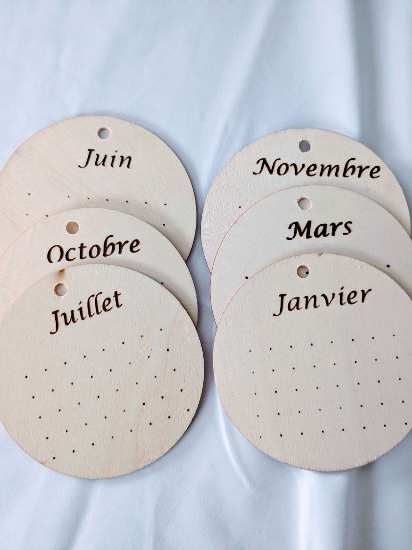 Calendrier des anniversaires en bois gravé, sur chevalet bois