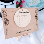 Calendrier des anniversaires en bois gravé, sur chevalet bois