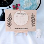 Calendrier des anniversaires en bois gravé, sur chevalet bois