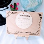 Calendrier des anniversaires en bois gravé, sur chevalet bois