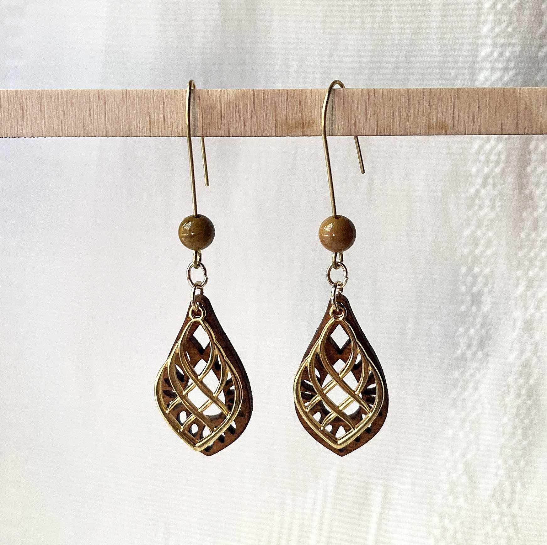 boucles d'oreilles bois et pampille doré