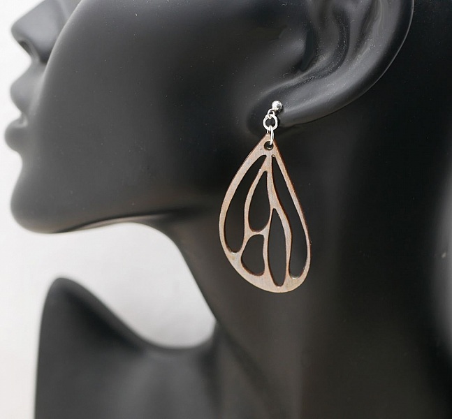 Gr&aring; metallic tr&aelig;vinge &oslash;reringe p&aring; 925 s&oslash;lv &oslash;restikker