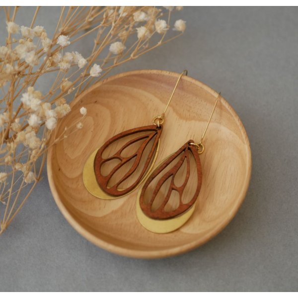 Vinge&oslash;reringe i kirseb&aelig;rtr&aelig; p&aring; ovalt gennembrudt arbejde i forgyldt messing