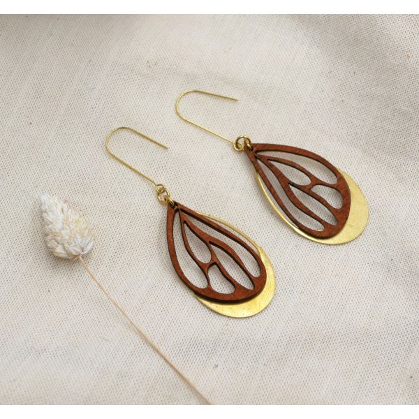 Vinge&oslash;reringe i kirseb&aelig;rtr&aelig; p&aring; ovalt gennembrudt arbejde i forgyldt messing