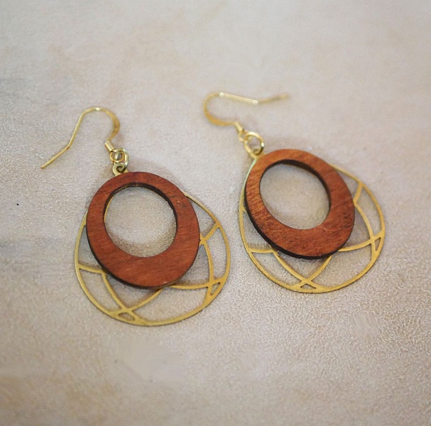 Vinge&oslash;reringe i kirseb&aelig;rtr&aelig; p&aring; ovalt gennembrudt arbejde i forgyldt messing