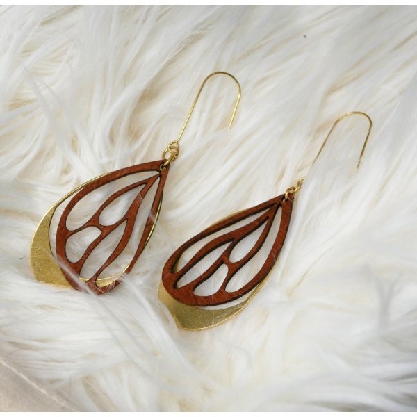 Vinge&oslash;reringe i kirseb&aelig;rtr&aelig; p&aring; ovalt gennembrudt arbejde i forgyldt messing