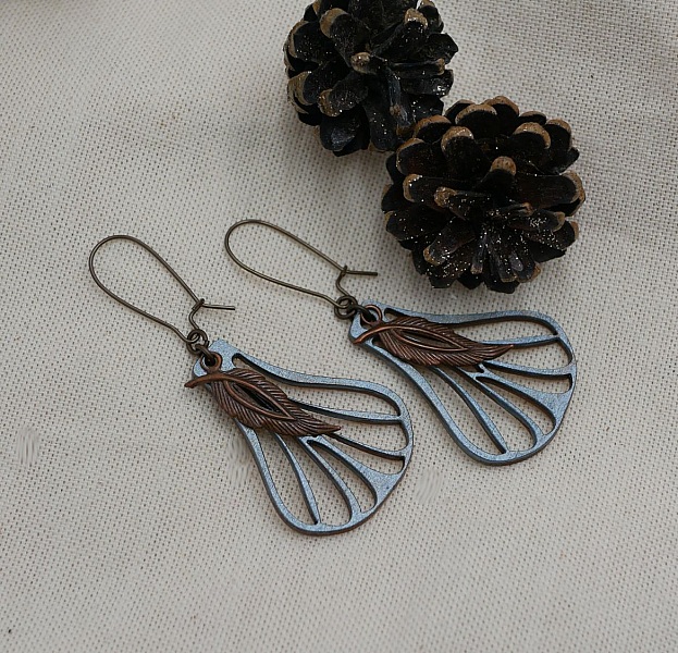 Boucles d'oreilles ailes en bois peint gris m&eacute;tallis&eacute; et feuilles cuivr&eacute;es