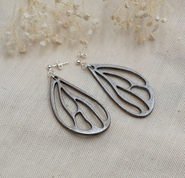 Gr&aring; metallic tr&aelig;vinge &oslash;reringe p&aring; 925 s&oslash;lv &oslash;restikker