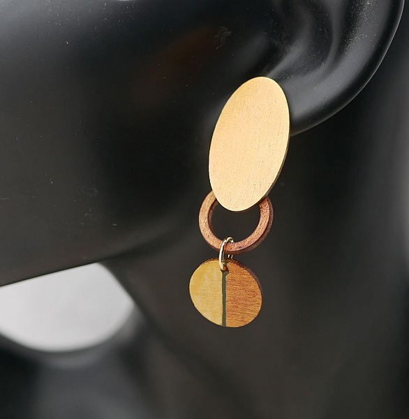 &Oslash;reringe i kirseb&aelig;rtr&aelig; grafik og forgyldt