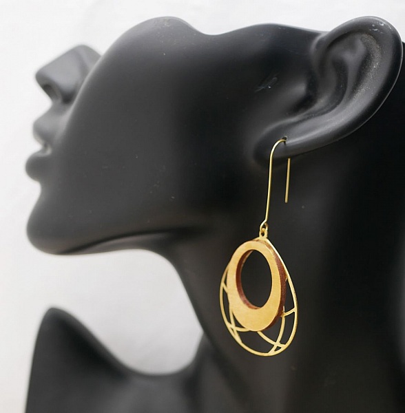 Forgyldte ovale tr&aelig;&oslash;reringe p&aring; gennembrudt kvast i messing