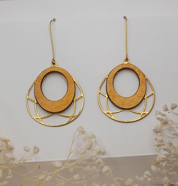 Forgyldte ovale tr&aelig;&oslash;reringe p&aring; gennembrudt kvast i messing