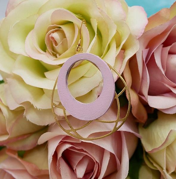Boucles d'oreilles bois rose pastel sur ovale ajour&eacute; en laiton dor&eacute;