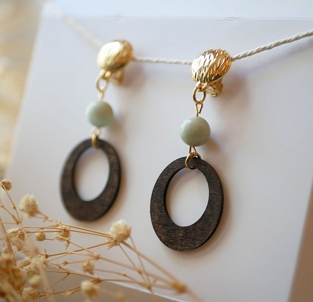 &Oslash;reringe i valn&oslash;ddetr&aelig; og amazonit &aelig;delsten