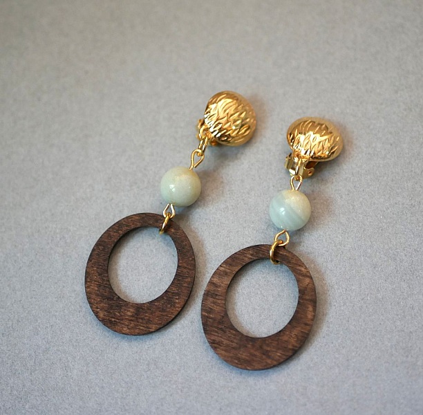 &Oslash;reringe i valn&oslash;ddetr&aelig; og amazonit &aelig;delsten