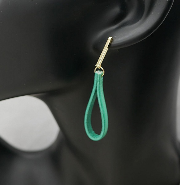 Jade l&aelig;der &oslash;reringe med lange gyldne rektangul&aelig;re &oslash;restikker