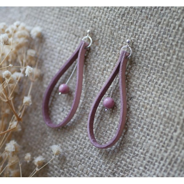 Gammel rosa l&aelig;der &oslash;reringe p&aring; 925 s&oslash;lv &oslash;restikker 