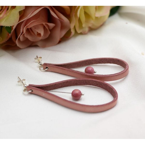 Gammel rosa l&aelig;der &oslash;reringe p&aring; 925 s&oslash;lv &oslash;restikker 