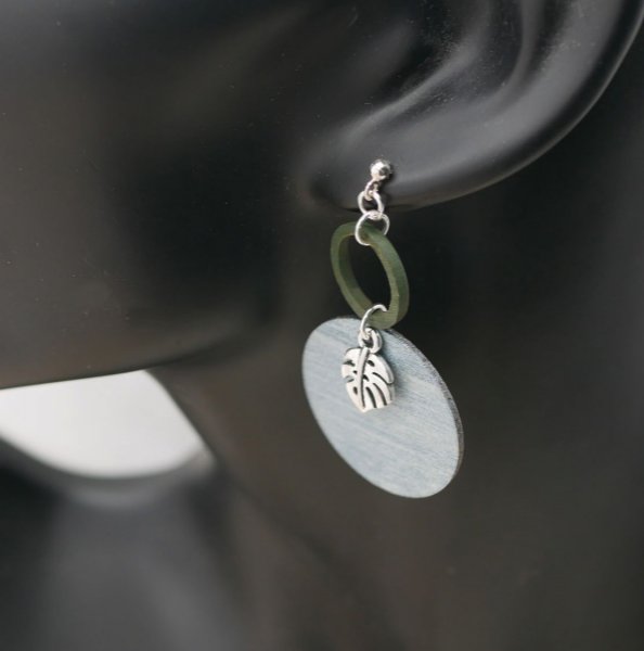 Gr&aring; og gr&oslash;nne monstera blade grafiske &oslash;reringe