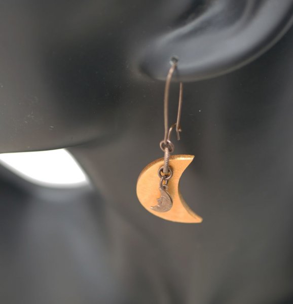 M&aring;ne &oslash;reringe i tr&aelig; med messing charms