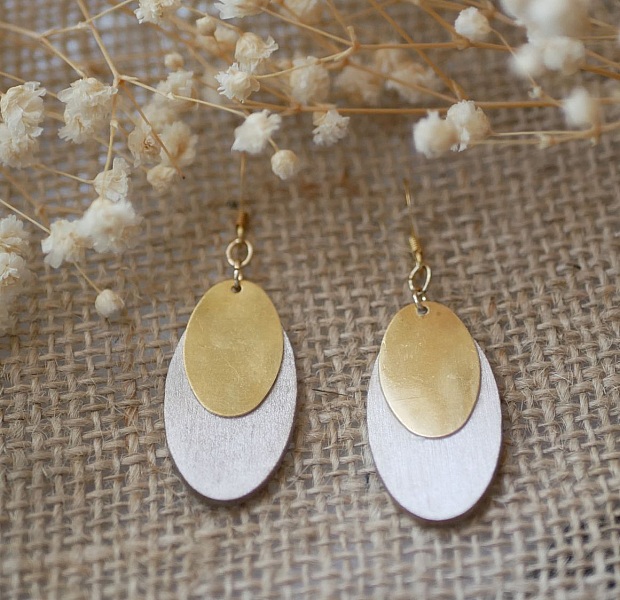 Boucles d'oreilles ovales en bois blanc et sequins dor&eacute;s