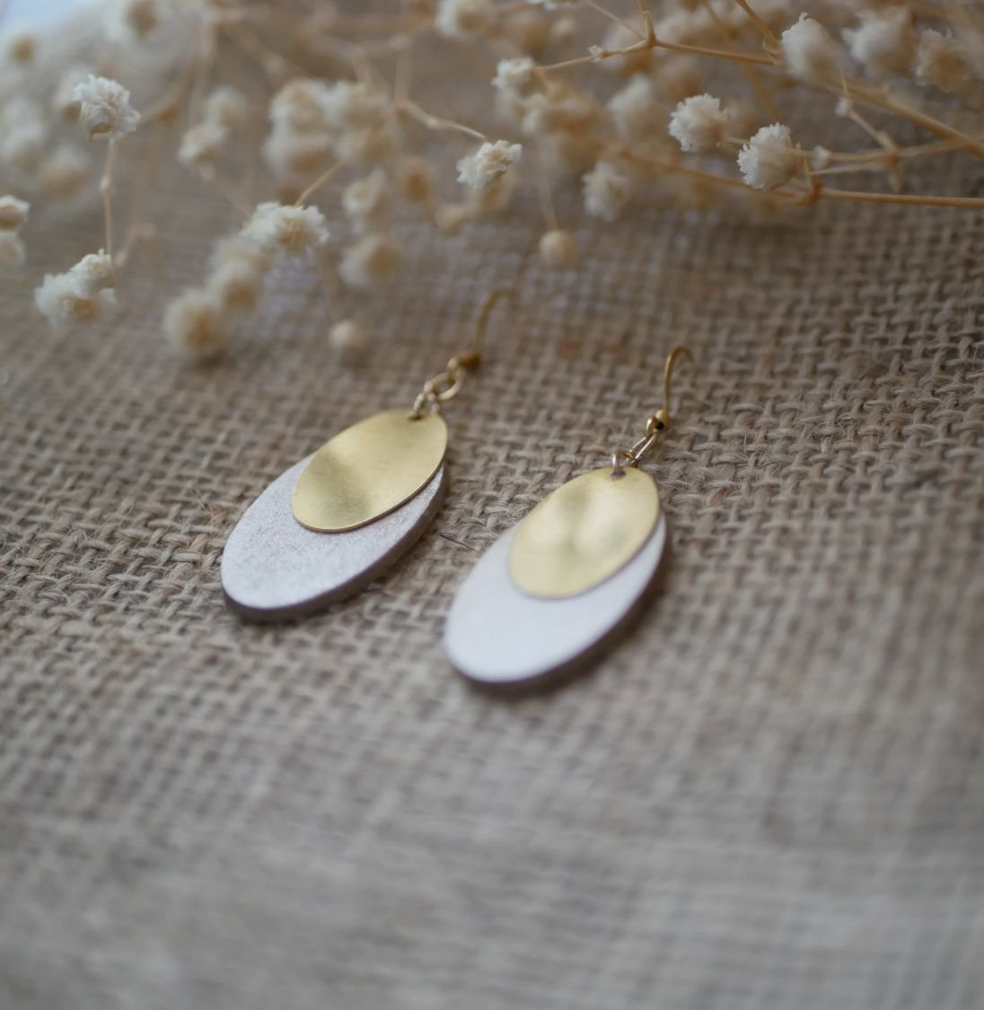 Boucles d'oreilles ovales en bois blanc et sequins dorés