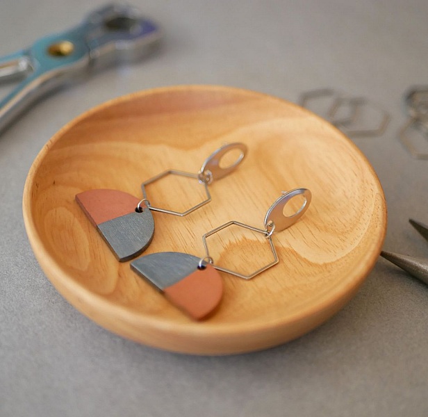 Gr&aring; og brune geometriske &oslash;reringe med vedh&aelig;ng