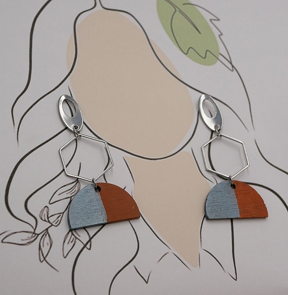 Gr&aring; og brune geometriske &oslash;reringe med vedh&aelig;ng