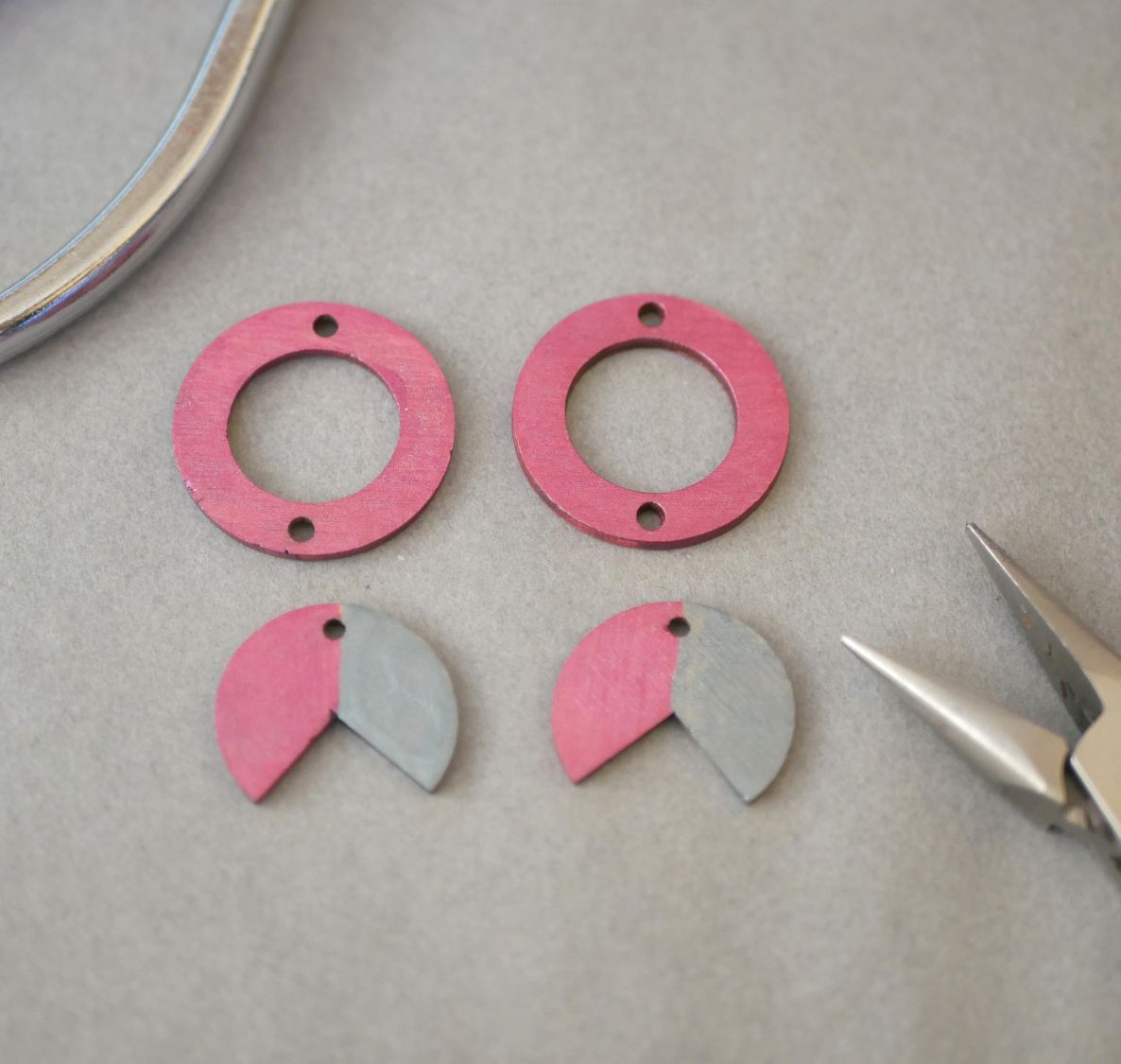 Geometriske vedhæng i træ øreringe Fuchsia og grå