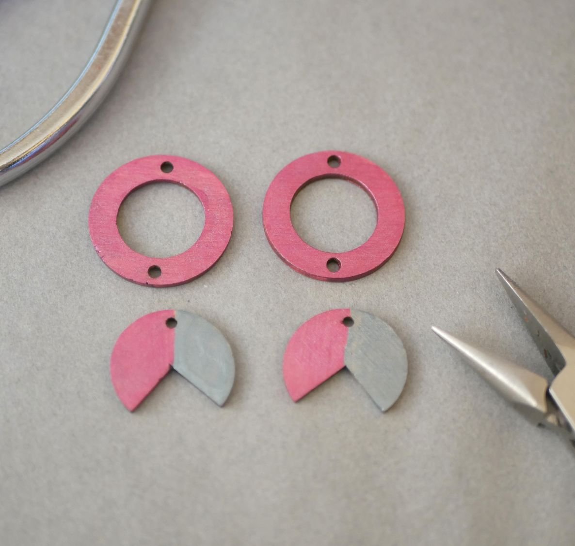 Geometriske vedhæng i træ øreringe Fuchsia og grå