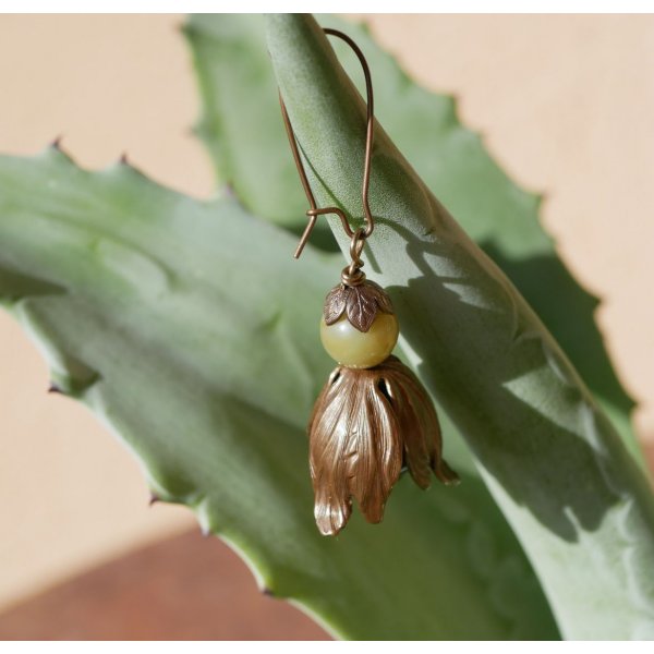 Store kronblad &oslash;reringe i naturlig messing og perler af &aelig;delsten 
