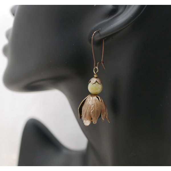 Store kronblad &oslash;reringe i naturlig messing og perler af &aelig;delsten 