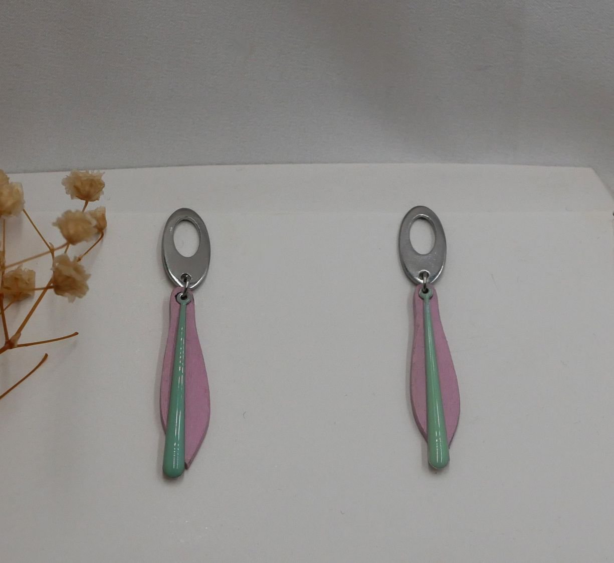 Boucles d'oreilles pendantes longueus en bois rose et vert pastel