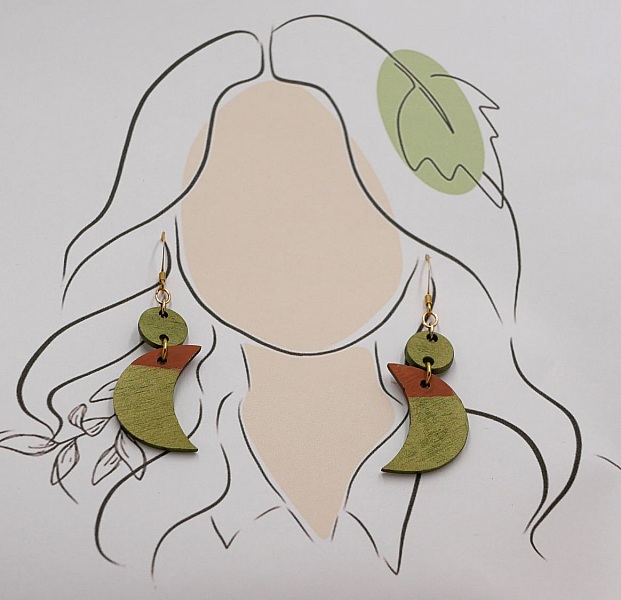 Tr&aelig; m&aring;ne vedh&aelig;ng &oslash;reringe i gr&oslash;n metallic og brun