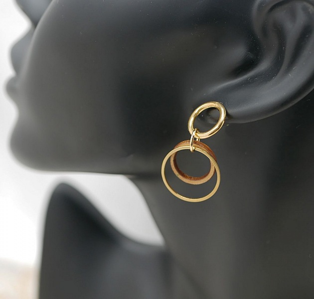 Boucles d'oreilles ronds en bois et ronds dor&eacute;s