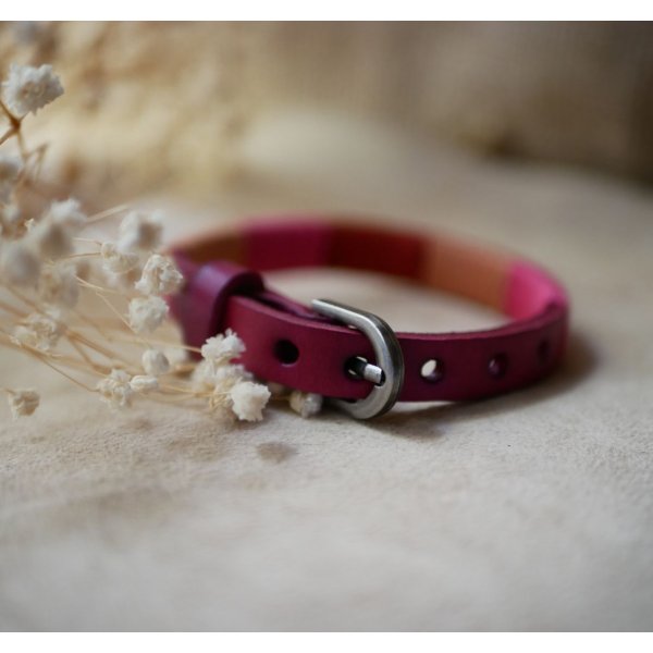 Bracelet en cuir fuchsia style boh&egrave;me tiss&eacute; de fils de coton tons p&ecirc;ches et roses