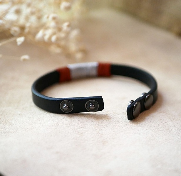 Bracelet en cuir noir tiss&eacute; bicolore en coton argent&eacute; et cuir fin rouge brique