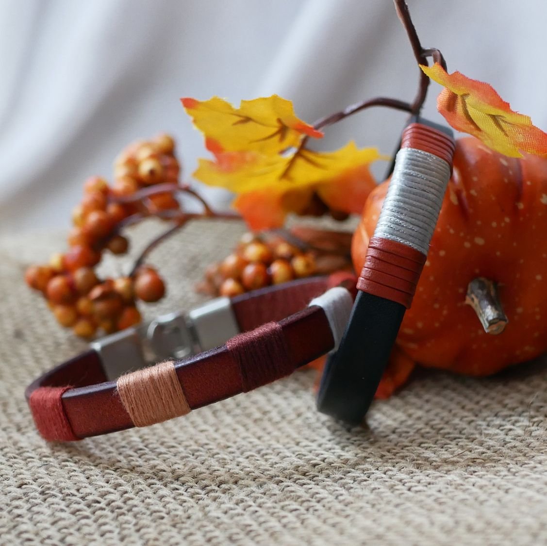 Bracelet en cuir noir tissé bicolore en coton argenté et cuir fin rouge brique